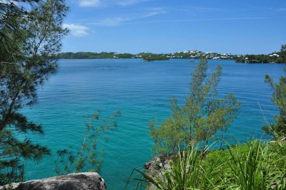 Baía de águas cristalinas no interior de Bermuda